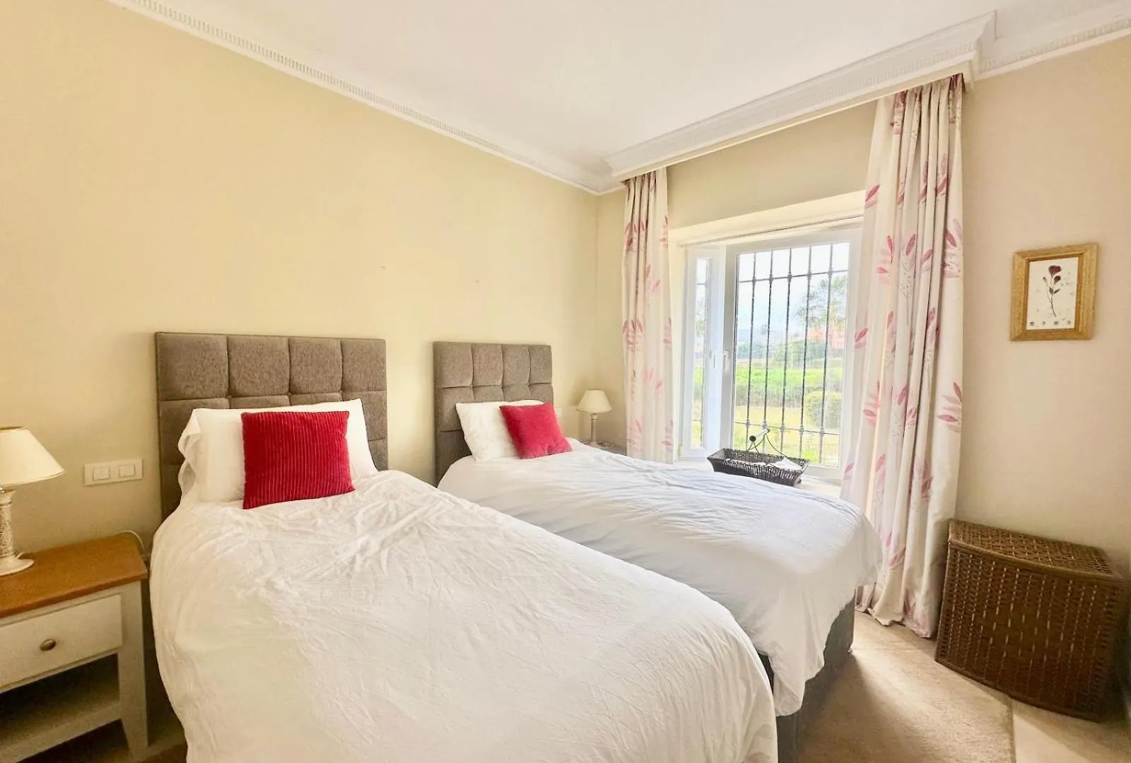 Majestic Gardens 2 Bedroom Apartment 카사레스 스페인