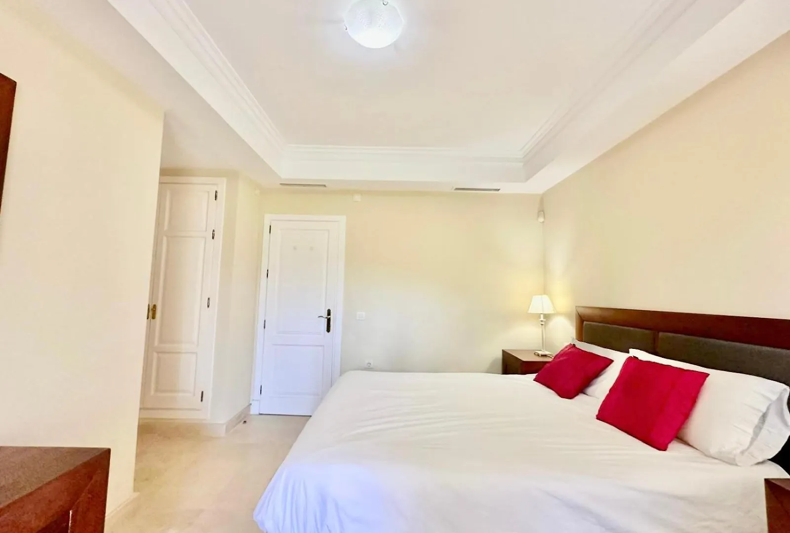 Majestic Gardens 2 Bedroom Apartment 카사레스