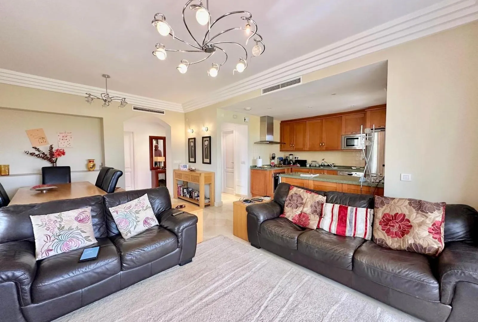 Majestic Gardens 2 Bedroom Apartment 카사레스