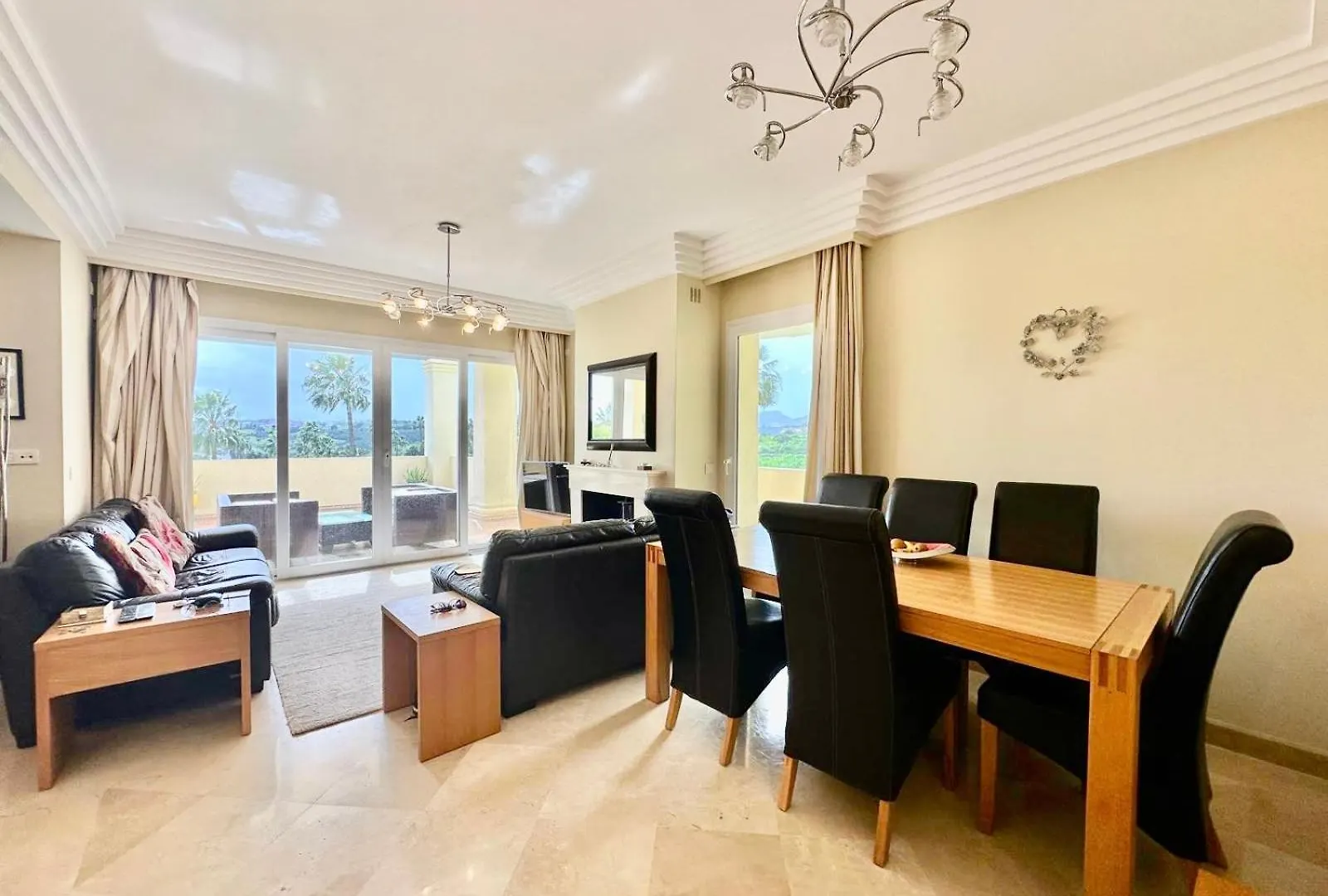 Majestic Gardens 2 Bedroom Apartment 카사레스 스페인