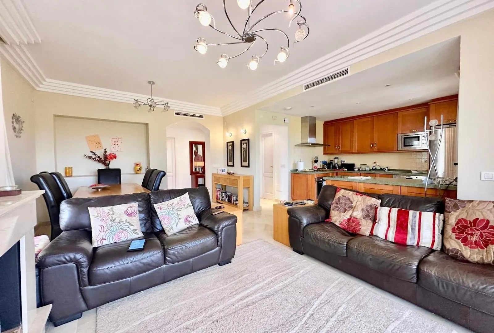 Majestic Gardens 2 Bedroom Apartment 카사레스 0*,  스페인