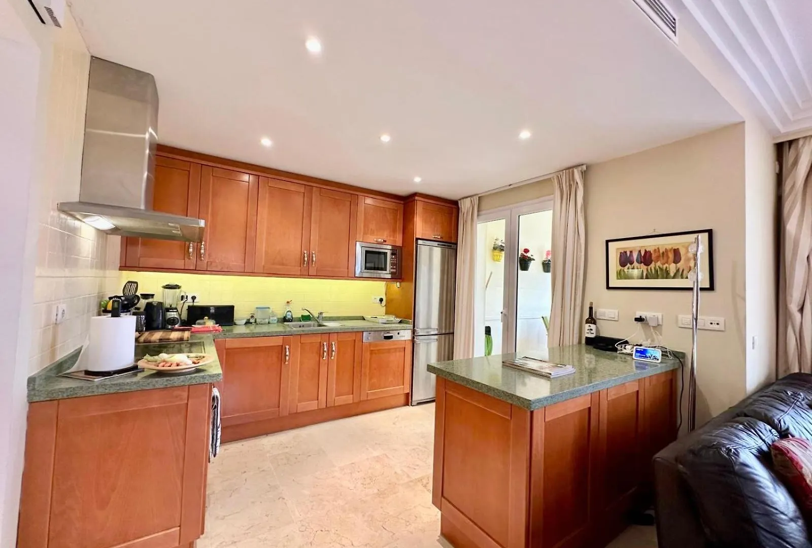 Majestic Gardens 2 Bedroom Apartment 카사레스