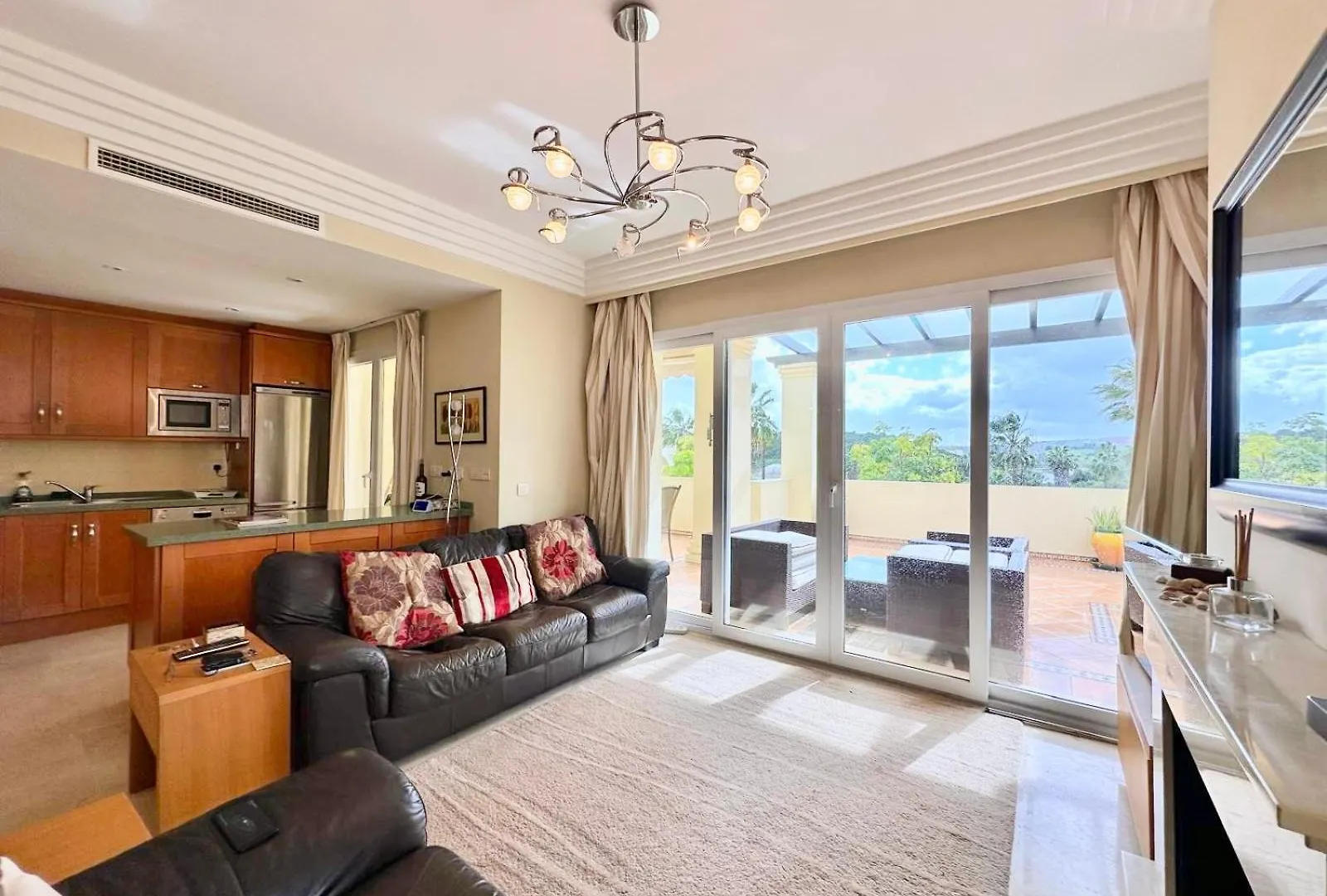 Majestic Gardens 2 Bedroom Apartment 카사레스